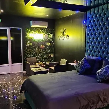 Medusa 34* Yetişkin Oteli